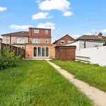 Spacious House - Ideal With Contractors & Groups - Direct Heathrow Access - Free Parking, Fast Wifi And Smart Tv By Yoko Property