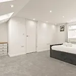 Spacious House - Ideal With Contractors & Groups - Direct Heathrow Access - Free Parking, Fast Wifi And Smart Tv By Yoko Property