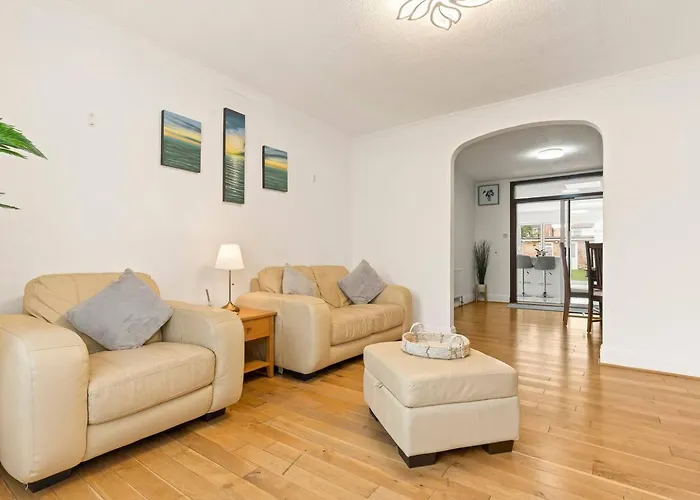 Spacious House - Ideal With Contractors & Groups - Direct Heathrow Access - Free Parking, Fast Wifi And Smart Tv By Yoko Property