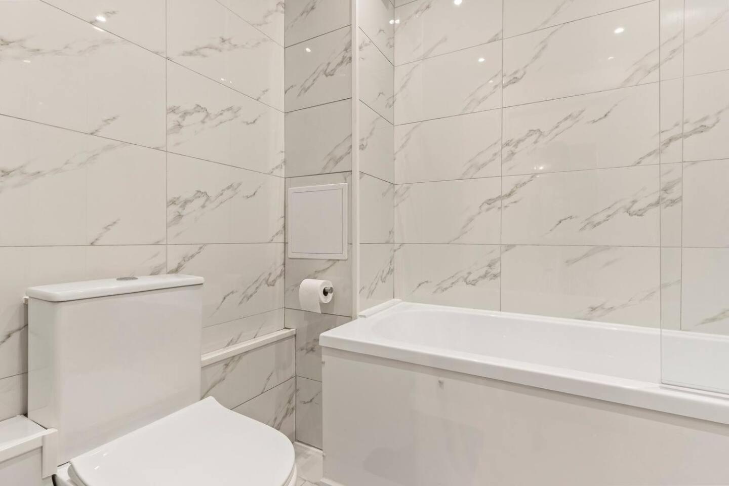Spacious House - Ideal With Contractors & Groups - Direct Heathrow Access - Free Parking, Fast Wifi And Smart Tv By Yoko Stanwell