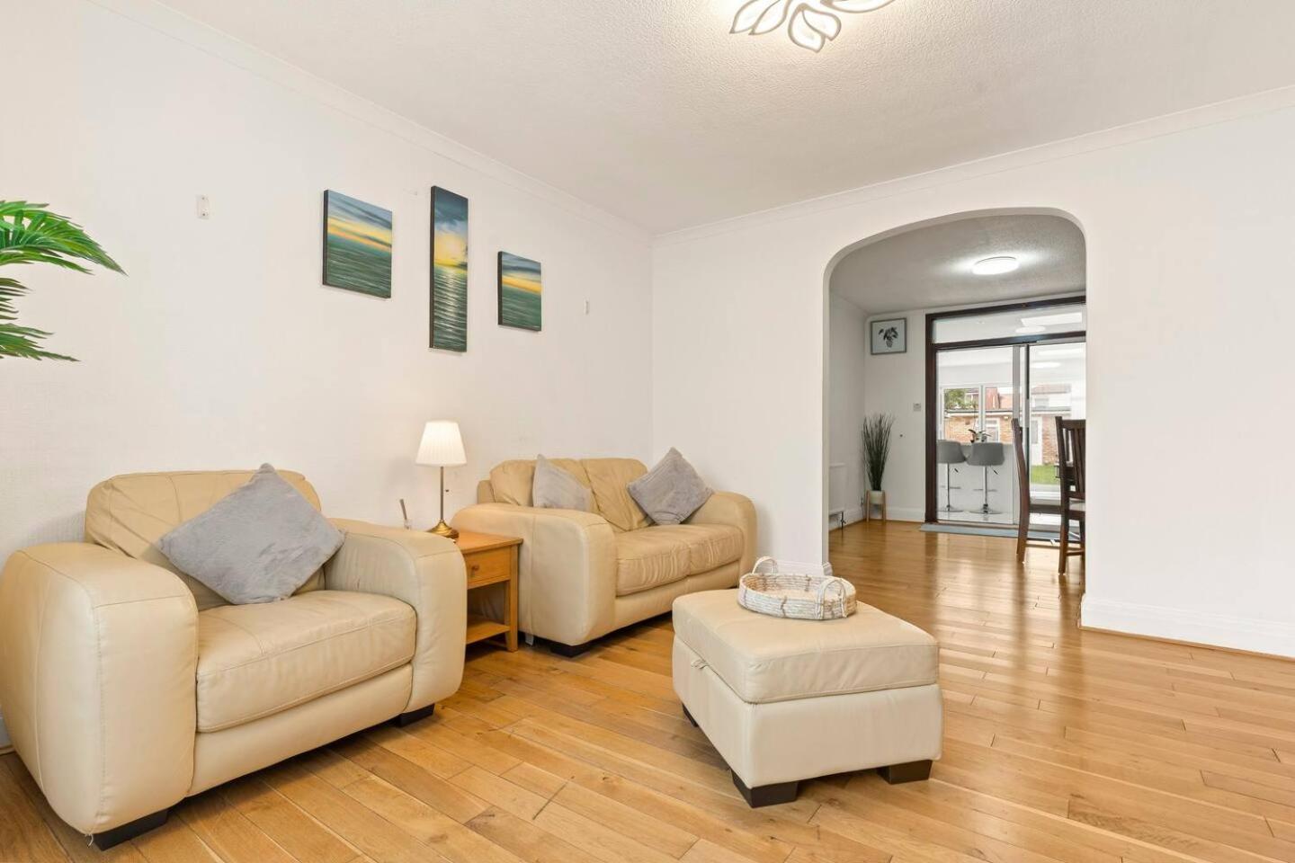 Spacious House - Ideal With Contractors & Groups - Direct Heathrow Access - Free Parking, Fast Wifi And Smart Tv By Yoko Holiday home *