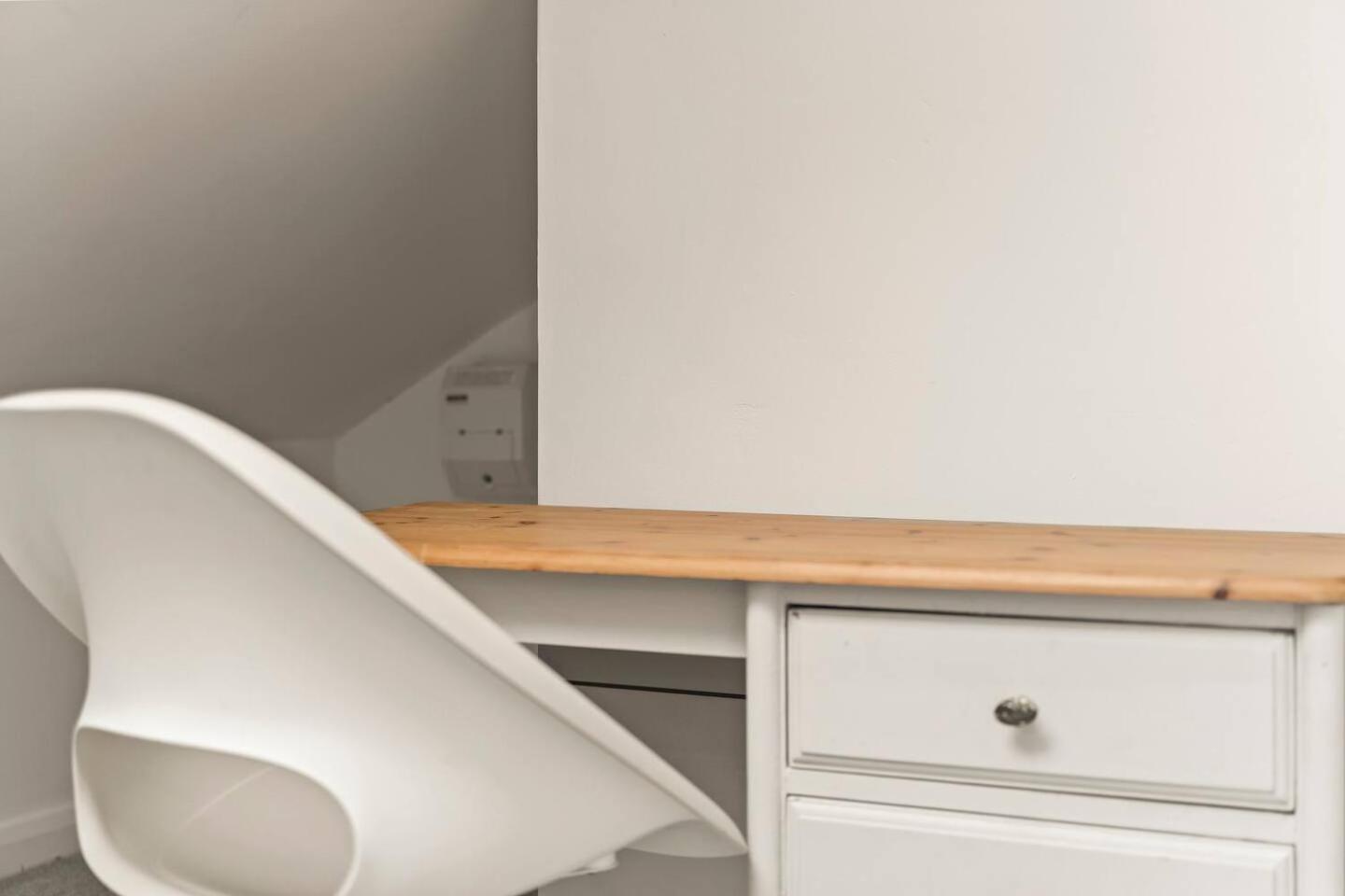 Holiday home Spacious House - Ideal With Contractors & Groups - Direct Heathrow Access - Free Parking, Fast Wifi And Smart Tv By Yoko *