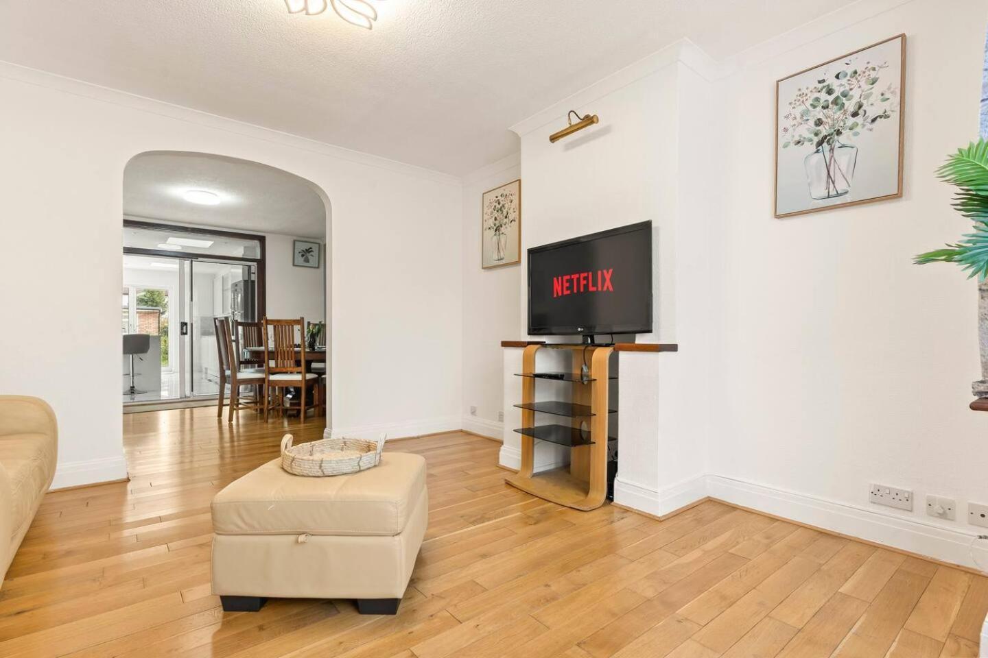 Spacious House - Ideal With Contractors & Groups - Direct Heathrow Access - Free Parking, Fast Wifi And Smart Tv By Yoko Holiday home Stanwell