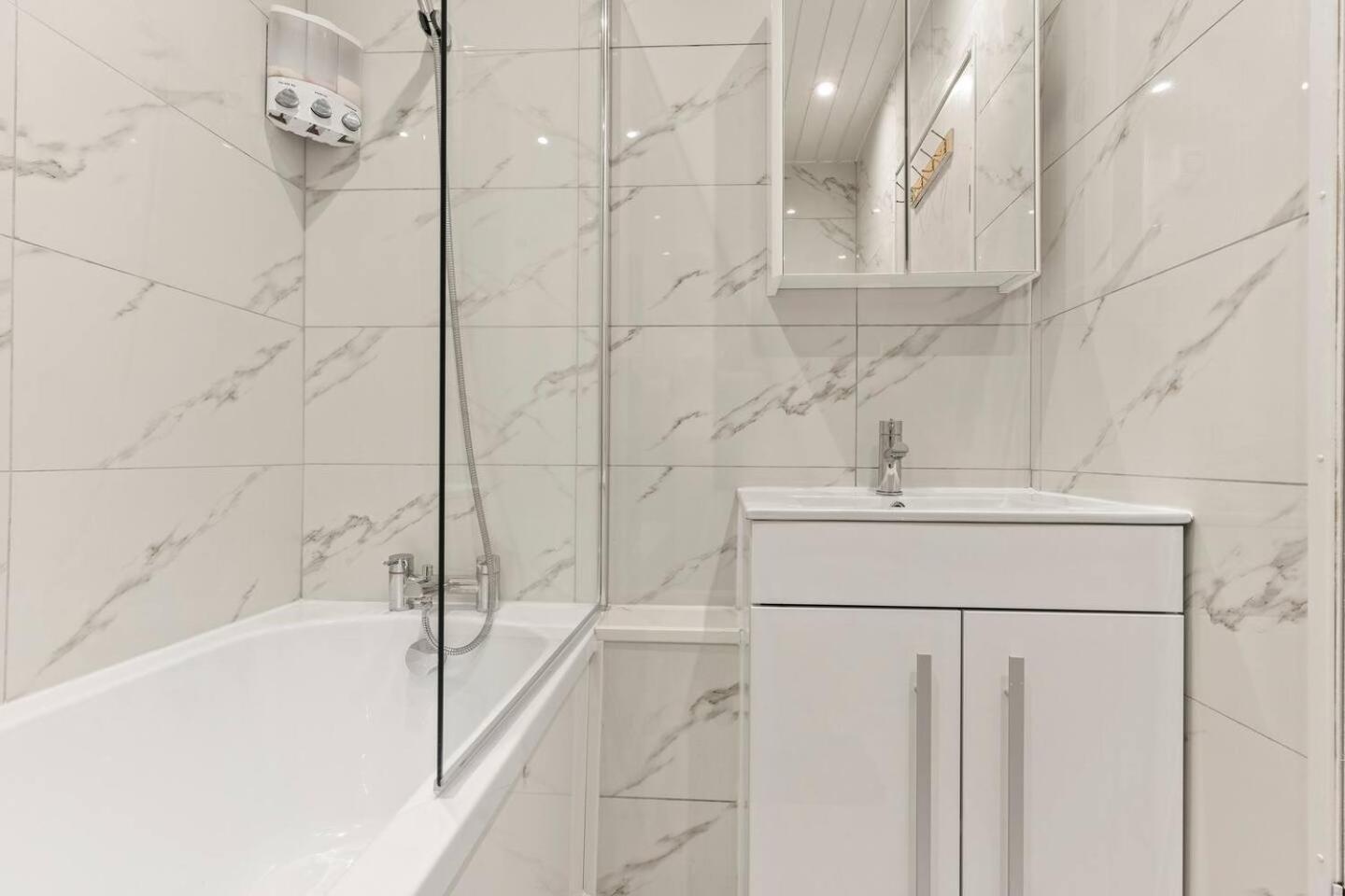 Spacious House - Ideal With Contractors & Groups - Direct Heathrow Access - Free Parking, Fast Wifi And Smart Tv By Yoko Stanwell