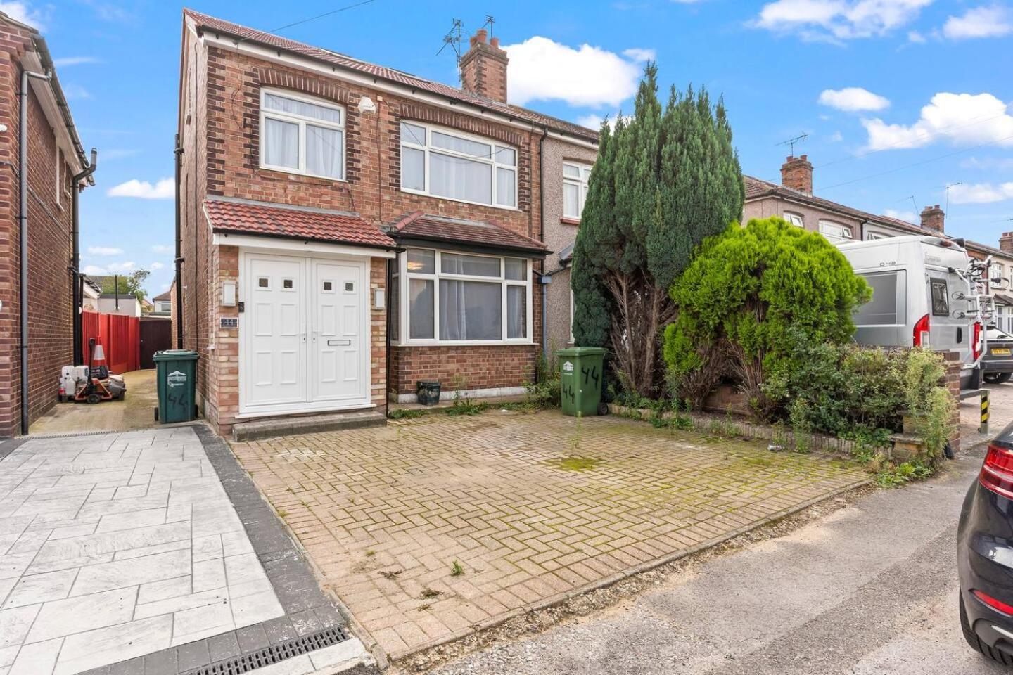 Spacious House - Ideal With Contractors & Groups - Direct Heathrow Access - Free Parking, Fast Wifi And Smart Tv By Yoko Holiday home *