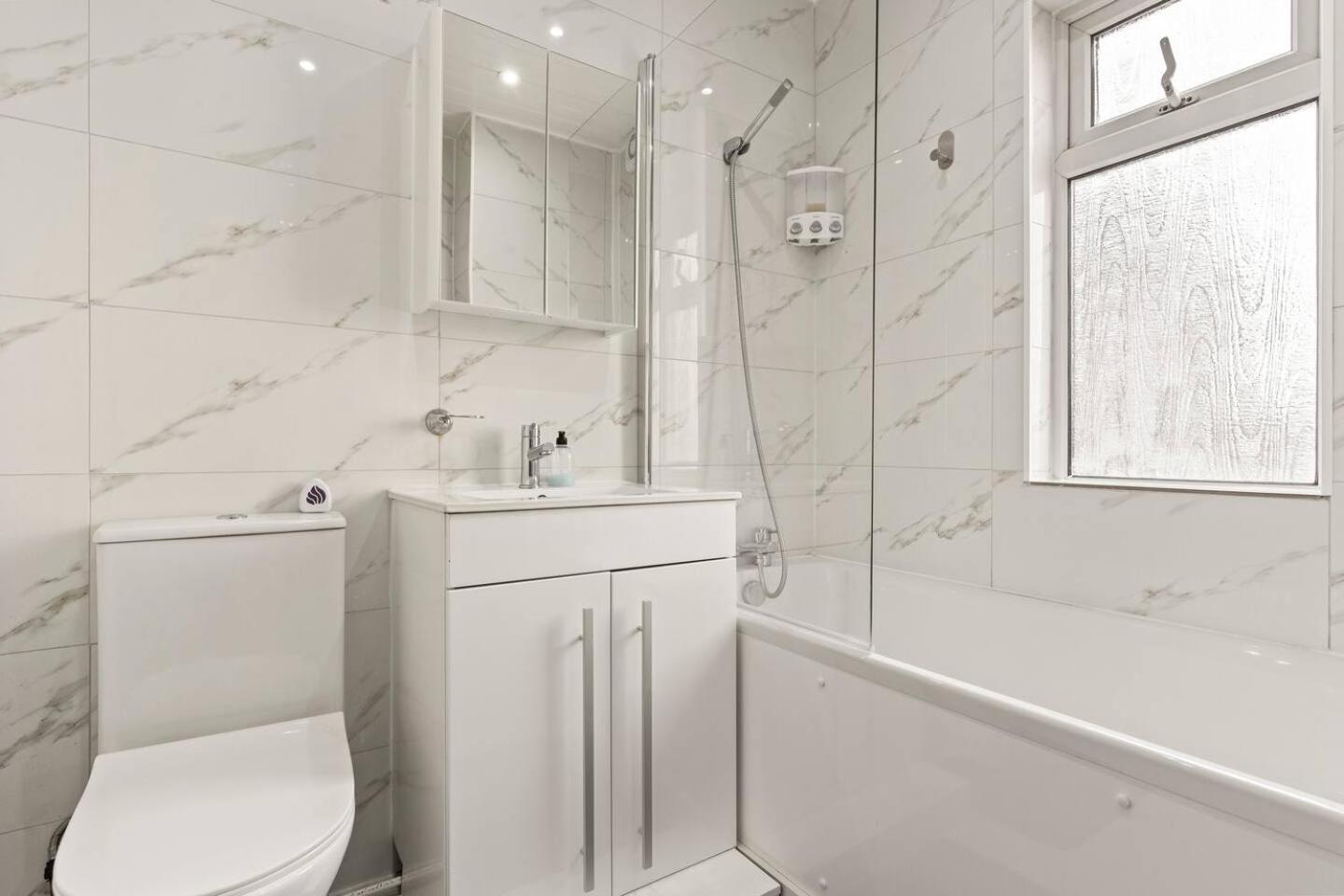 Holiday home Spacious House - Ideal With Contractors & Groups - Direct Heathrow Access - Free Parking, Fast Wifi And Smart Tv By Yoko *