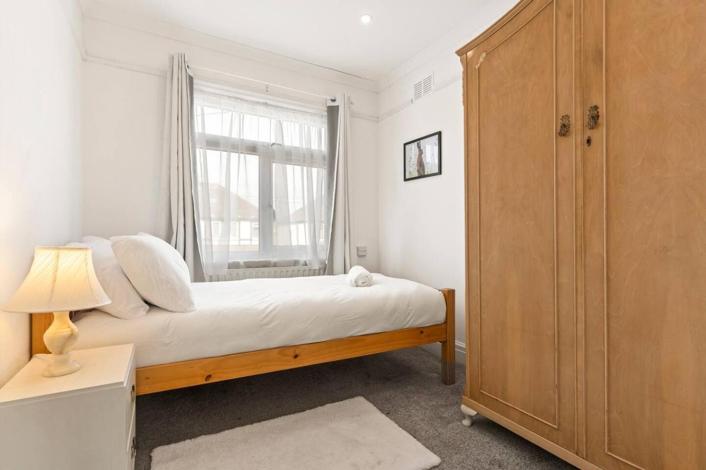 Holiday home Spacious House - Ideal With Contractors & Groups - Direct Heathrow Access - Free Parking, Fast Wifi And Smart Tv By Yoko Stanwell