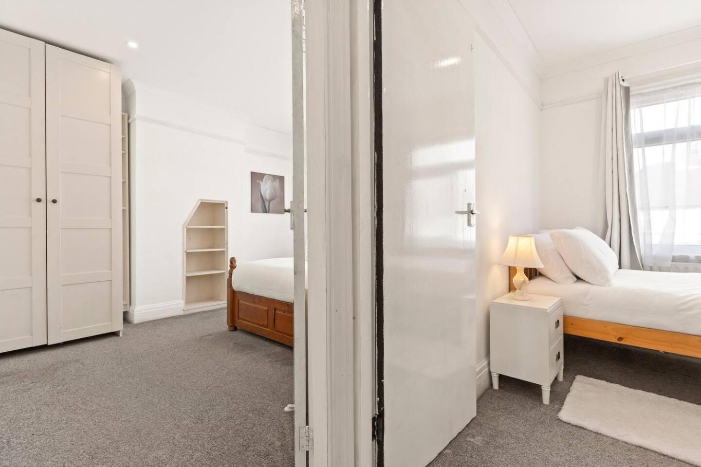 Spacious House - Ideal With Contractors & Groups - Direct Heathrow Access - Free Parking, Fast Wifi And Smart Tv By Yoko