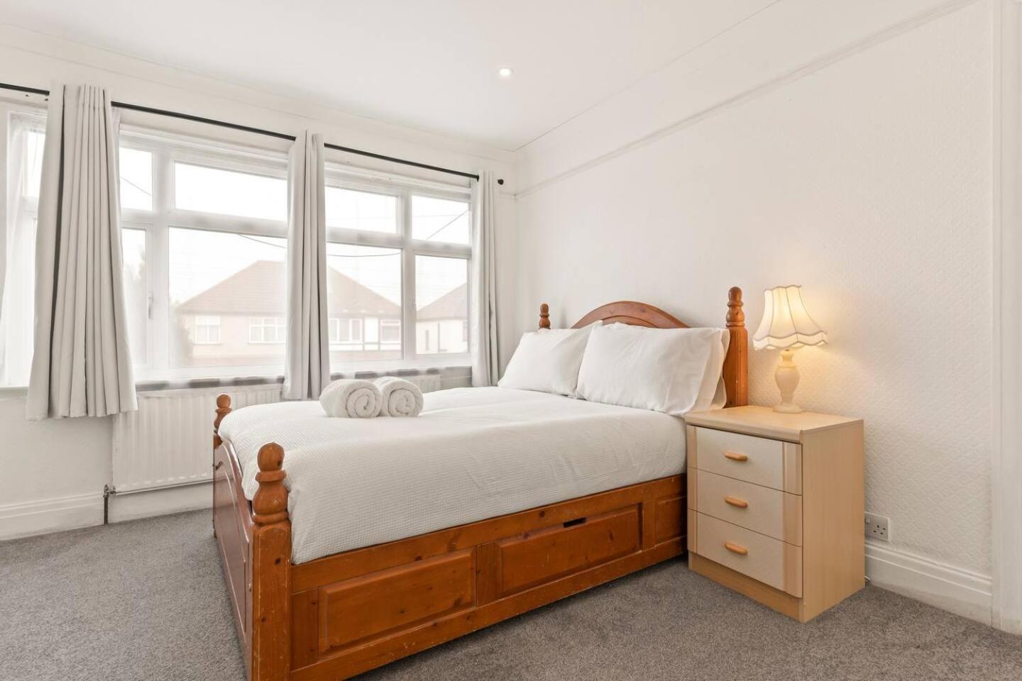 Holiday home Spacious House - Ideal With Contractors & Groups - Direct Heathrow Access - Free Parking, Fast Wifi And Smart Tv By Yoko *