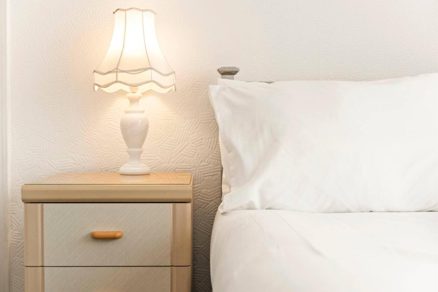Holiday home Spacious House - Ideal With Contractors & Groups - Direct Heathrow Access - Free Parking, Fast Wifi And Smart Tv By Yoko Stanwell