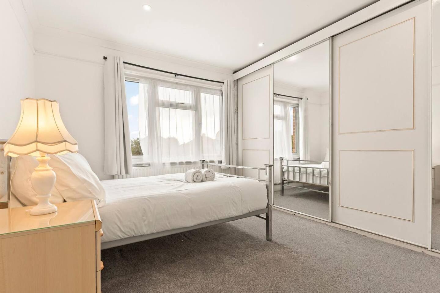 Spacious House - Ideal With Contractors & Groups - Direct Heathrow Access - Free Parking, Fast Wifi And Smart Tv By Yoko *