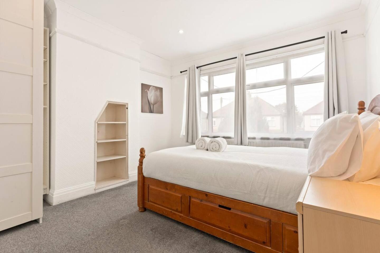 Spacious House - Ideal With Contractors & Groups - Direct Heathrow Access - Free Parking, Fast Wifi And Smart Tv By Yoko Holiday home *