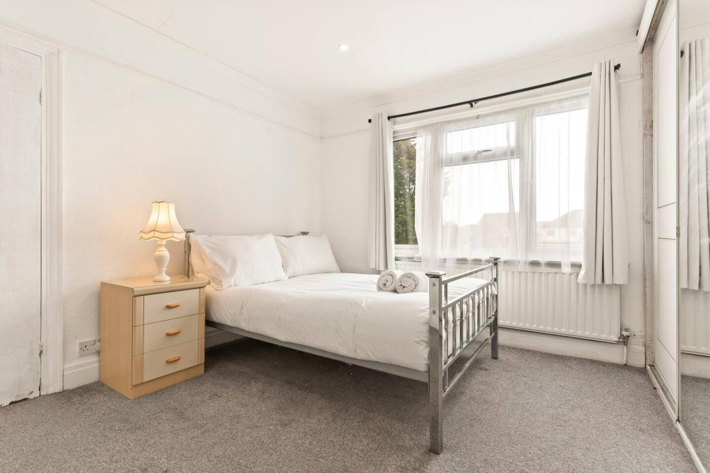 Holiday home Spacious House - Ideal With Contractors & Groups - Direct Heathrow Access - Free Parking, Fast Wifi And Smart Tv By Yoko *