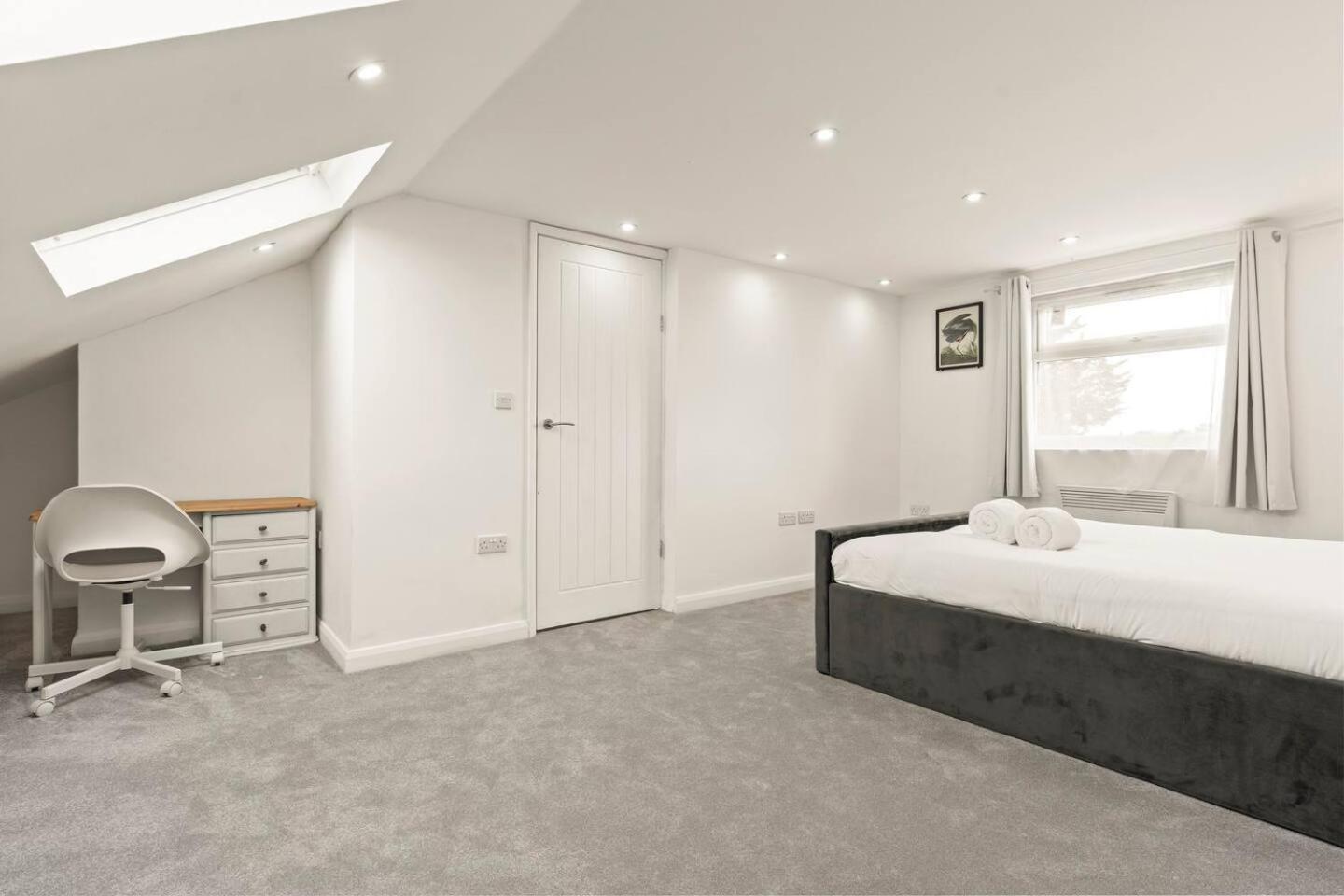 Spacious House - Ideal With Contractors & Groups - Direct Heathrow Access - Free Parking, Fast Wifi And Smart Tv By Yoko *