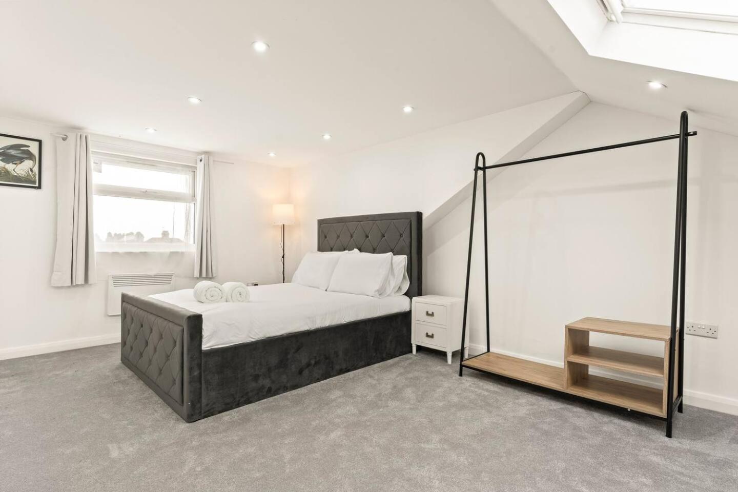Holiday home Spacious House - Ideal With Contractors & Groups - Direct Heathrow Access - Free Parking, Fast Wifi And Smart Tv By Yoko *
