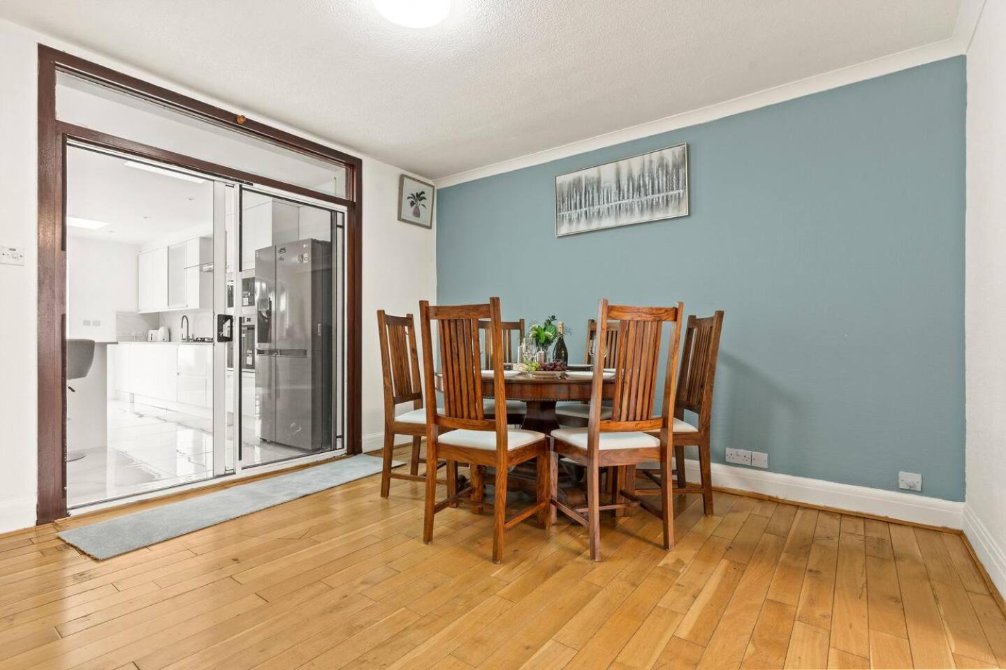 Spacious House - Ideal With Contractors & Groups - Direct Heathrow Access - Free Parking, Fast Wifi And Smart Tv By Yoko Holiday home *