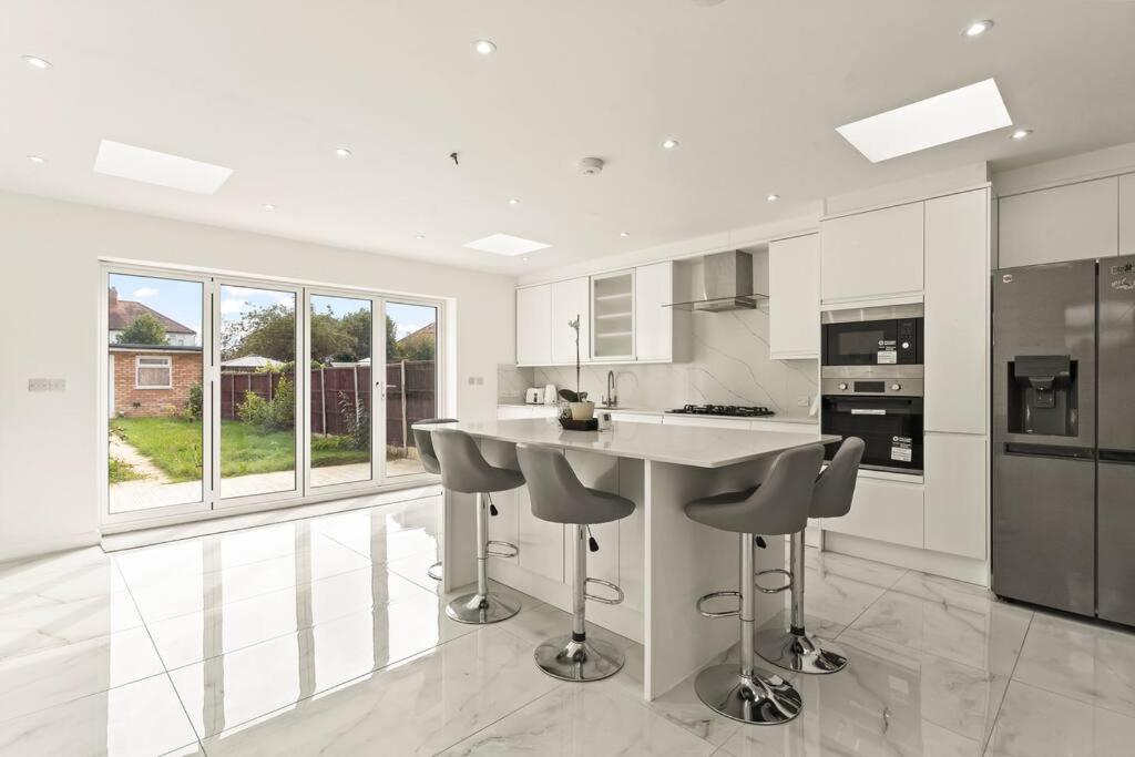 Spacious House - Ideal With Contractors & Groups - Direct Heathrow Access - Free Parking, Fast Wifi And Smart Tv By Yoko